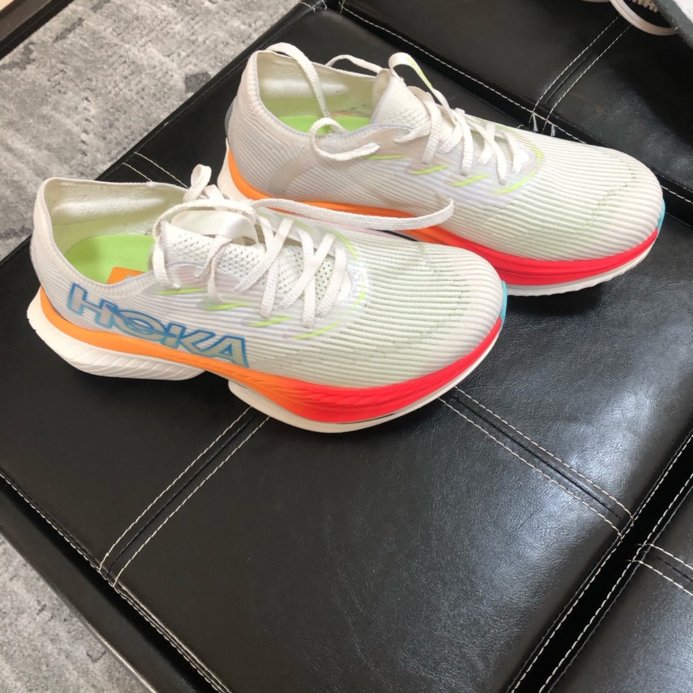 Hoka White and Red Athletic Shoes with Carbon Plate Design - Picture 5 of 7